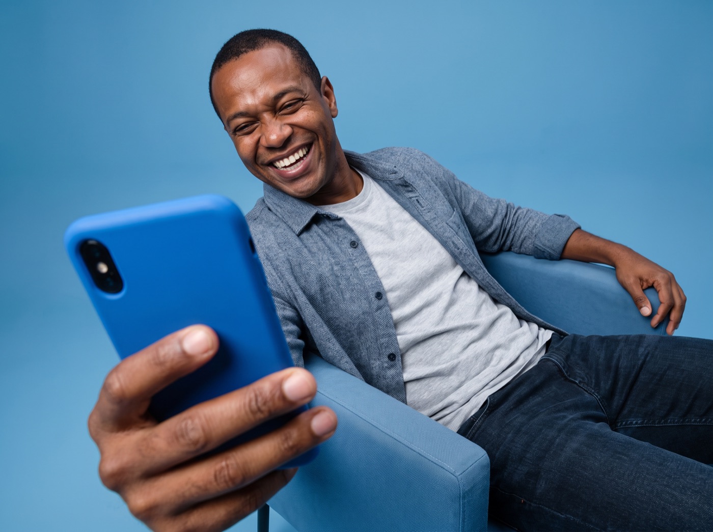 Morador conferindo um aviso pelo celular